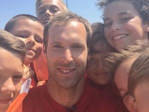 Petr Cech, Kiper Arsenal yang Akrab dengan Anak-anak