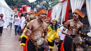 Gaya Para Relawan Jokowi di Tugu Proklamasi