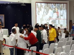 Prabowo Salami Kubu Jokowi Saat Masuk Ruang Sidang KPU