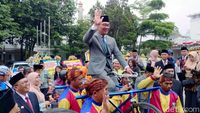 Sertijab Wali Kota Bandung, Ridwan Kamil Diarak di Atas Sepeda