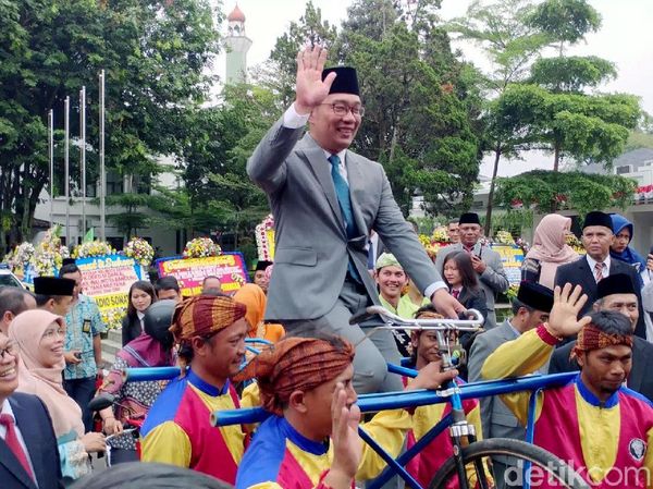 Sertijab Wali Kota Bandung, Ridwan Kamil Diarak di Atas Sepeda
