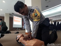 Tak Boleh Asal, Begini Teknik Mengangkat Korban Kecelakaan
