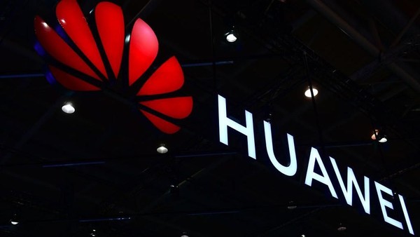 Huawei, Logo Huawei HANOVER, GERMANY - JUNE 12: The Huawei logo is displayed at the 2018 CeBIT technology trade fair on June 12, 2018 in Hanover, Germany. The 2018 CeBIT is running from June 11-15. (Photo by Alexander Koerner/Getty Images)