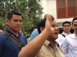 Prabowo Tiba di Kediaman, Langsung Sapa Relawan