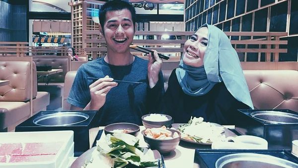 Gaya Keren Surya Sahetapy Saat Ngopi dan Minum Es Kelapa