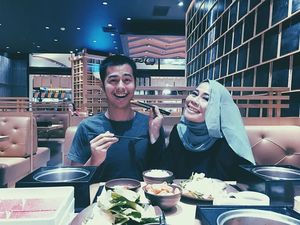 Gaya Keren Surya Sahetapy Saat Ngopi dan Minum Es Kelapa