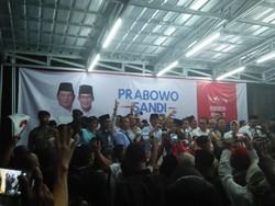 Tiba di Posko Relawan, Sandi Disapa Wapres Milenial Sesungguhnya