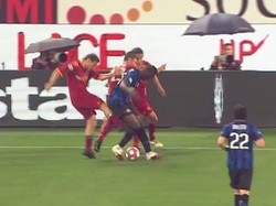 Totti Tendang Balotelli Dulu itu Karena ...