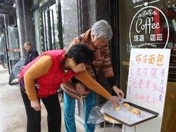 Inspiratif! Toko Ini Tawarkan Roti Gratis untuk Orang yang Membutuhkan