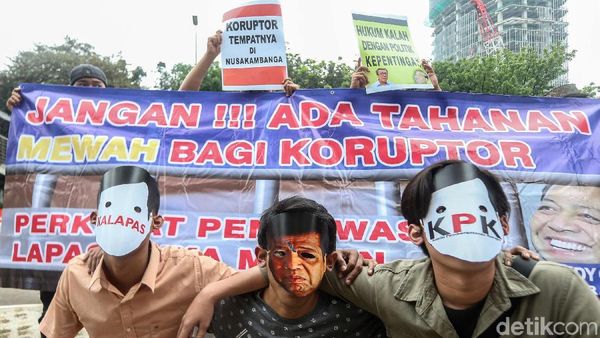 Aksi Demo Tolak Sel Mewah untuk Koruptor