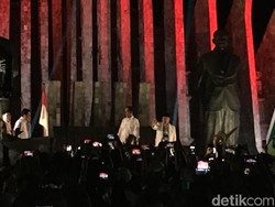Jokowi-Maruf Amin Temui Pendukung di Tugu Proklamasi