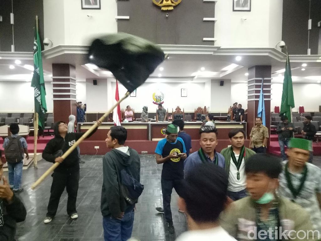 Minta Jokowi Pecat Menkeu, Mahasiswa Acak-acak Ruangan DPRD Sulsel