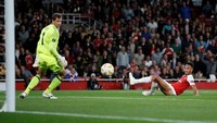 Setelah berjuang setengah jam mencari gol, Arsenal akhirnya unggul di menit ke-32 lewat Pierre-Emerick Aubameyang yang melakoni debutnya di kompetisi Eropa bersama timnya. Musim lalu dia tidak bisa bermain karena terkena aturan cup-tied (David Klein/REUTERS)
