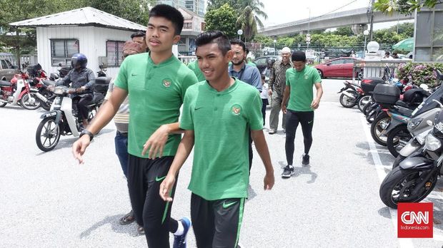 Para pemain Timnas Indonesia U-16 berjalan ke Masjid Darul Ehsan Subang Jaya.