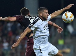 Pemain Dudelange Aniss El Hriti berebut bola dengan Andrea Bertolacci. REUTERS/Eric Vidal.