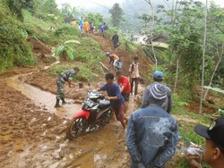 Longsor, Akses Jalan Penghubung 2 Kecamatan di Garut Lumpuh