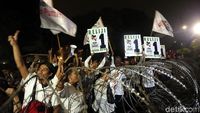 Kegembiraan Para Pendukung Saat Pamer Nomor Urut Pilpres di KPU