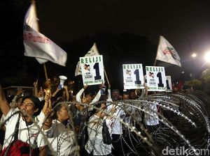 Kegembiraan Para Pendukung Saat Pamer Nomor Urut Pilpres di KPU