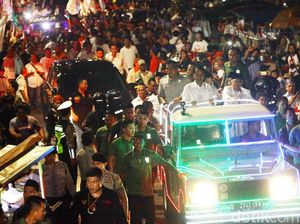 Menuju KPU, Jokowi-Maruf Amin Naik Land Rover Rias