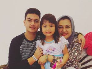 Kedekatan Putri Denada, Shakira dengan Paman dan Neneknya Kedekatan Putri Denada, Shakira dengan Paman dan Neneknya