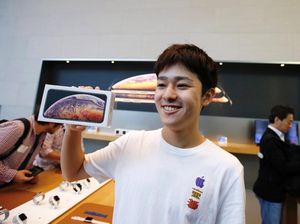 Senyum Merekah Para Pembeli iPhone Pertama Sejagat Senyum Merekah Para Pembeli iPhone Pertama Sejagat