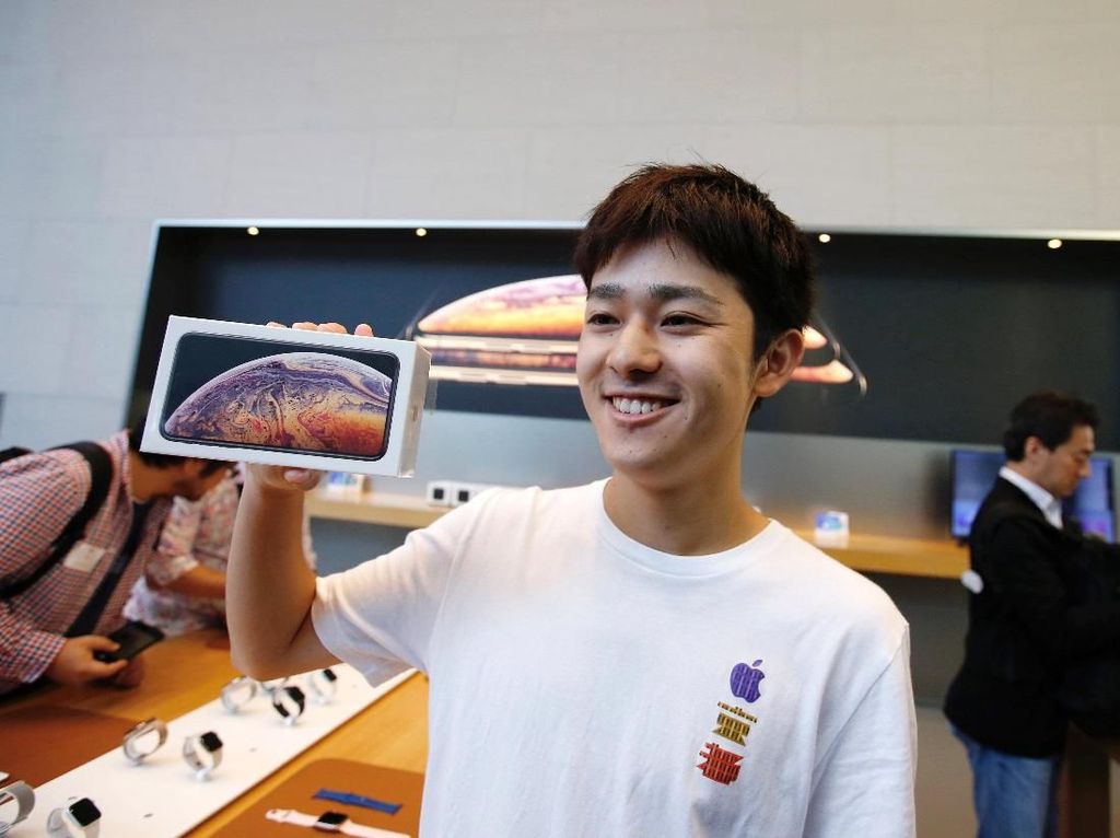 Senyum Merekah Para Pembeli iPhone Pertama Sejagat Senyum Merekah Para Pembeli iPhone Pertama Sejagat