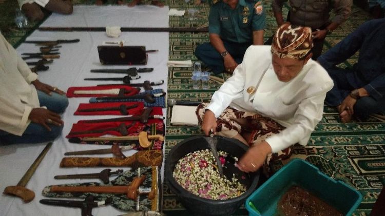Mengungkap Rahasia Ritual Pembersihan Pusaka Keraton Kaprabonan Cirebon