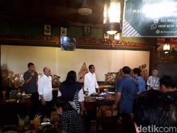 Jokowi Makan Siang di Restoran Jawa di Jaksel
