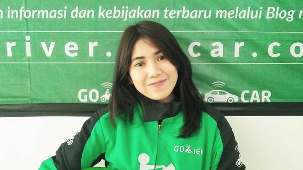 Gaya Memesona Driver Ojek Online yang Kecantikannya Disebut Mirip Artis