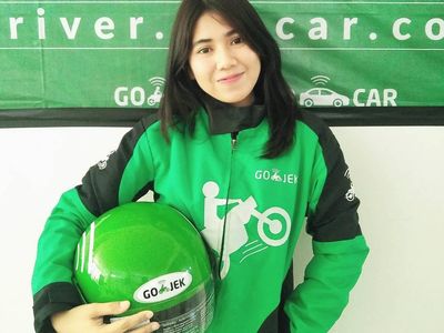Gaya Memesona Driver Ojek Online yang Kecantikannya Disebut Mirip Artis