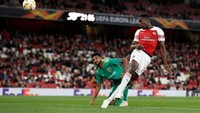 Danny Welbeck membuat gol kedua Arsenal ketika babak kedua berjalan empat menit. Sundulannya mematikan dan membuat gawang Vorskla bobol. (Peter Cziborra/Reuters)
