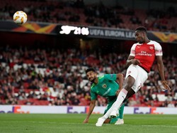 Danny Welbeck membuat gol kedua Arsenal ketika babak kedua berjalan empat menit. Sundulannya mematikan dan membuat gawang Vorskla bobol. (Peter Cziborra/Reuters)