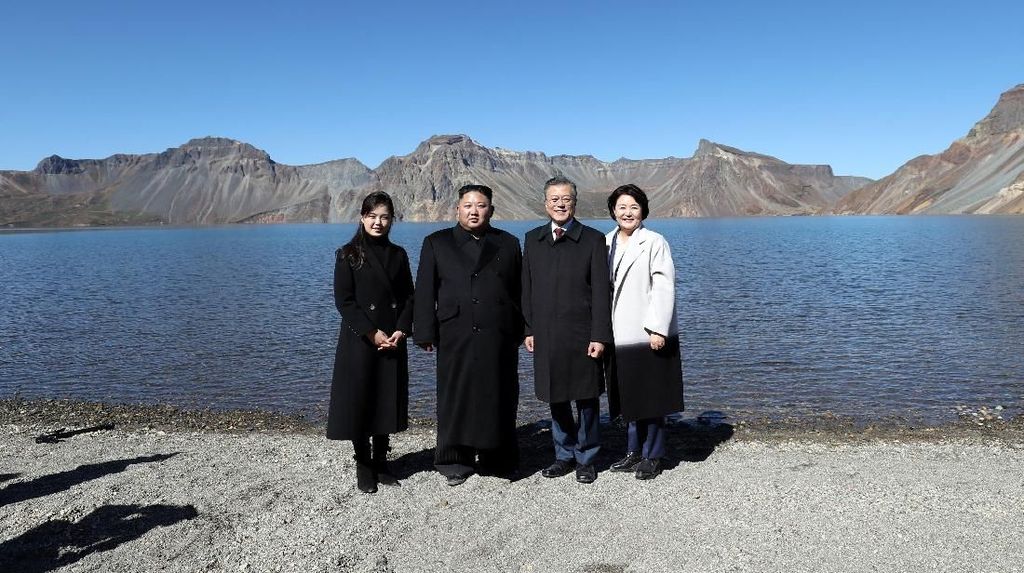 Saat Kim Jong-Un dan Moon Jae-In Ada di Danau Surga