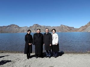 Saat Kim Jong-Un dan Moon Jae-In Ada di Danau Surga