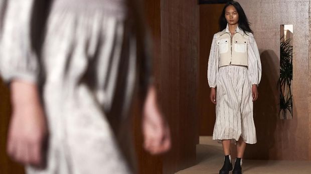 Alexa Chung Terinspirasi Bandara untuk Koleksi Labelnya