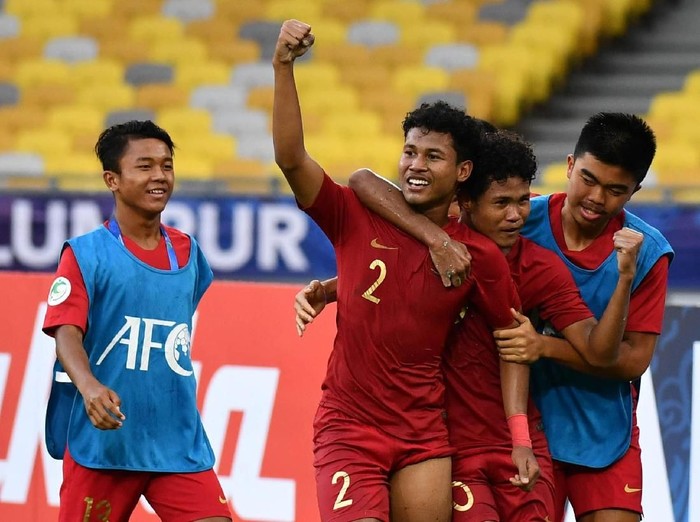 Indonesia memulai perjalanannya di Piala Asia U-16 dengan kemenangan 2-0 atas Iran. Gol-gol kemenangan dicetak oleh saudara kembar, Bagus Kahfi dan Bagas Kaffa.
