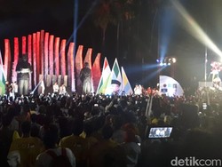 Lagu Goyang Dua Jari Hibur Jokowi-Pendukung di Tugu Proklamasi
