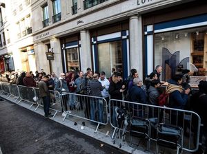 Demam iPhone Juga Melanda Inggris Demam iPhone Juga Melanda Inggris