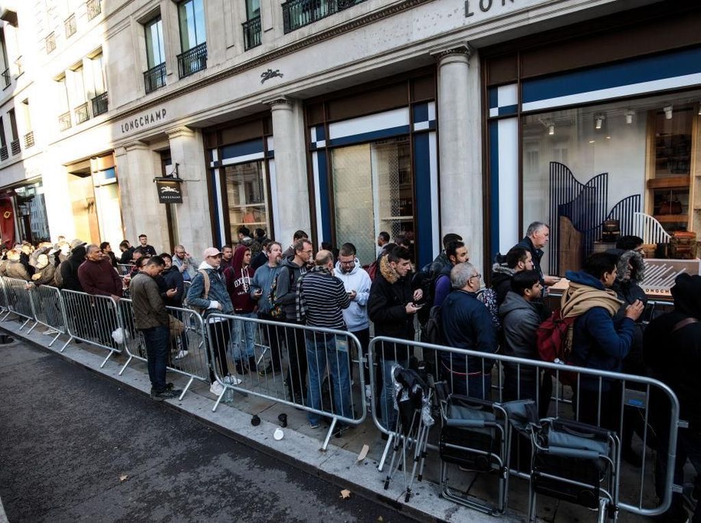 Demam iPhone Juga Melanda Inggris Demam iPhone Juga Melanda Inggris