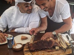 Selain Presiden Venezuela, 7 Tokoh Dunia Ini Juga Makan Steak Mahal Salt Bae