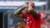 Jerome Boateng juga kena denda dari Bayern Munich karena melanggar aturan lockdown. Ia memilih pergi untuk menemui anaknya yang sedang sakit tanpa bilang dengan klub. Kemudian, bek asal Jerman itu juga mengalami kecelakaan di perjalanan. (Foto: REUTERS/Michael Dalder)