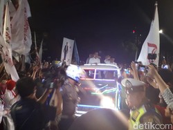 Naik Land Rover Kerlap-Kerlip, Jokowi-Maruf Amin Tiba di KPU