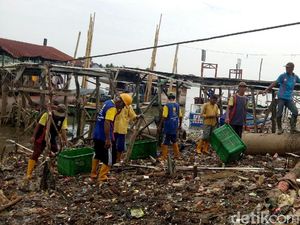 Tanpa Alat Berat, Petugas Angkut Sampah Sungai Musi Pakai Tangan