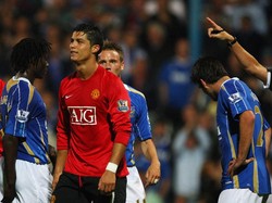 Ronaldo dikartu merah langsung saat bertemu Portsmouth pada Premier Legague 2007/2008. Hal itu terjadi setelah Ronaldo terlibat perkelahian pada menit ke-85. (Foto: Mike Hewitt/Getty Images)