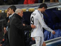 Ronaldo dikartu merah langsung saat melawan Malaga di La Liga 2009/2010. Kartu merah diberikan karena Ronaldo memukul Patrick Mtiliga. (Foto: Denis Doyle/Getty Images)