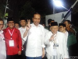Jokowi Pose 1 dan 2 Jari Saat Tiba di KPU