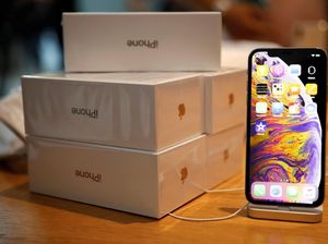 Sejoli dari Bogor Kompak Berburu iPhone Baru di Singapura