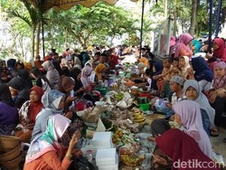 Ramai-ramai Warga Ziarahi Makam Ki Mandung Penyebar Islam di Ungaran