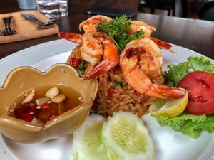 Mendung-mendung Enaknya Makan Nasgor Tom Yum yang Pedas Hangat