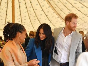 Momen Awkward Pangeran Harry Cipika-cipiki Wanita Muslim